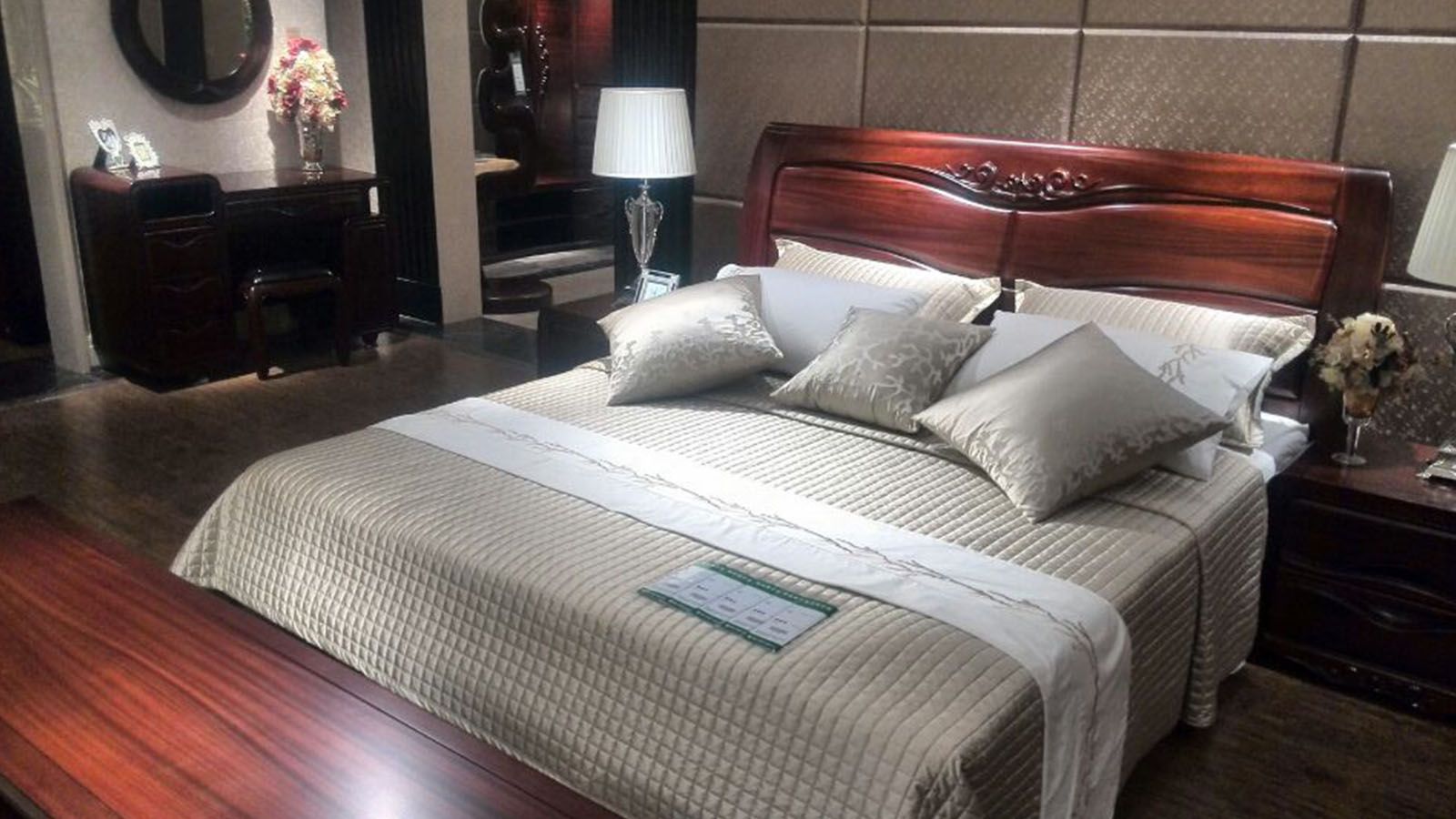 陕西南洋迪克家具是集家具设计、制造、销售于一体的大型实木家具制造企业,将国际性的前端理念和设计手法进行旁证博引,融会贯通,开创出自成一派的现代实木主义新风。首创实木行业十大标尺,从“设计、环保、材料、流程、品质、细节、服务、艺术、价值、行业准则”十方面将实木家具艺术推向极致。极致的环保准则、新颖的设计理念、精湛的加工工艺和敬业的优秀团队,造就了南洋迪克卓越的业界成就。